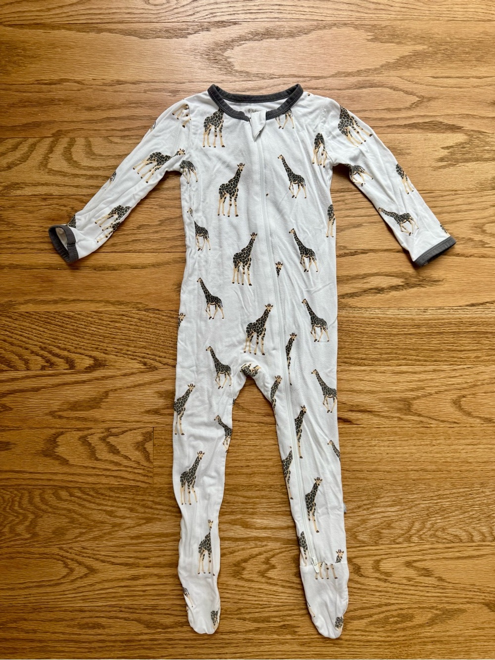 Kyte BABY bamboo White Footed One-Piece with Giraffe Print